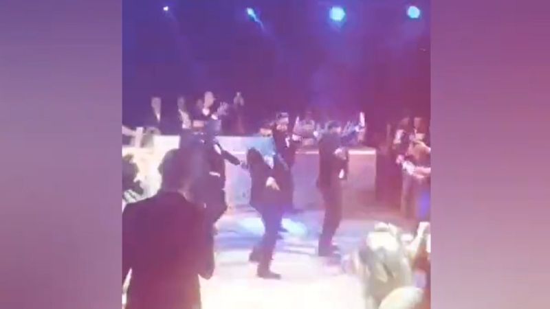 Damat ve arkadaşlarının mezdeke dansı viral oldu
