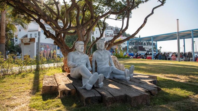 CHP'li  Kuşadası Belediyesi'nden Ecevit çifti heykeli