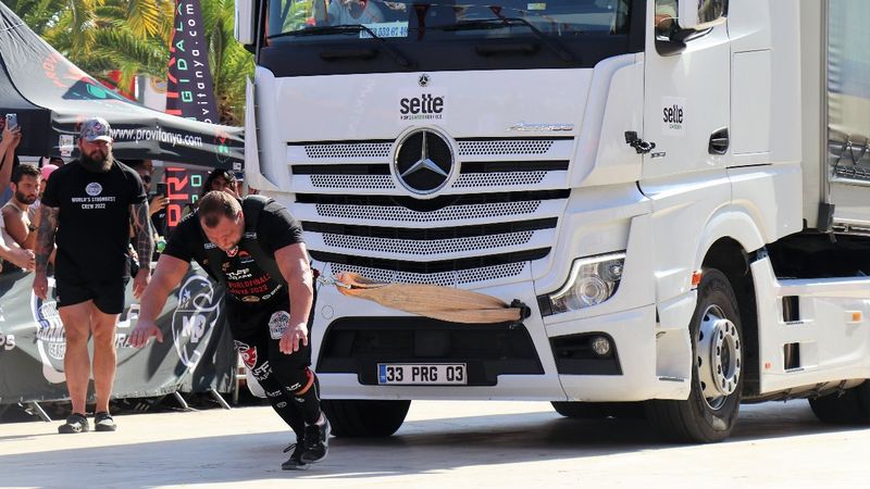 Antalya'da dünyanın en güçlü adamlarının tır çekme yarışı