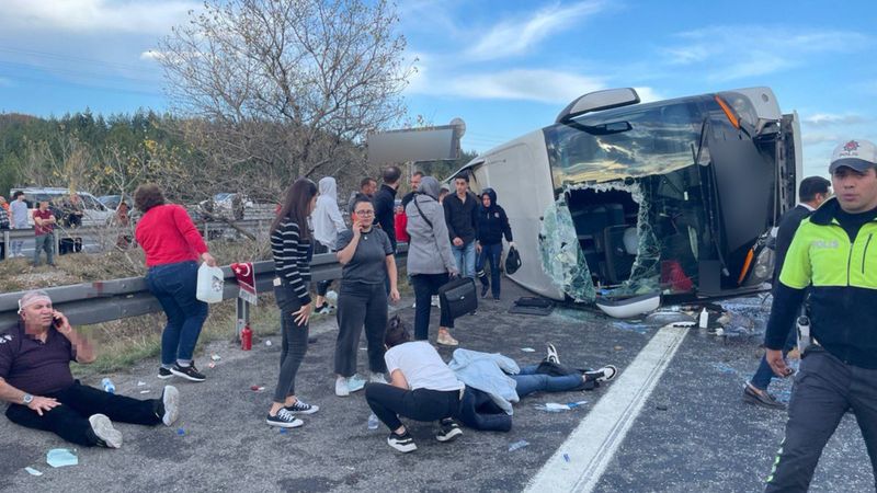 Bolu'da yolcu otobüsü devrildi