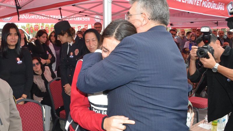 Kocaeli'de babasının cenaze töreninde yeleğini giydi