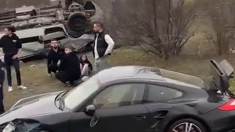 İstanbul'da aracın çarptığı minibüs takla attı: 4 yaralı