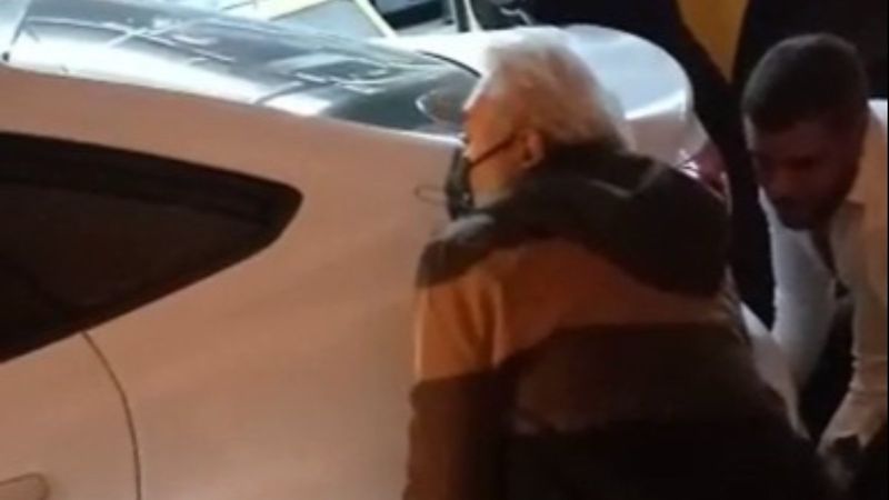 Başakşehir'de otobüse engel olan otomobil, vatandaşlar tarafından çekildi