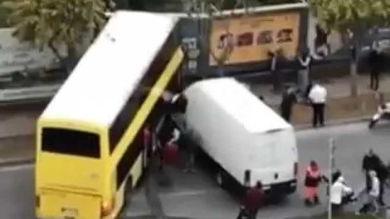 Başakşehir'de İETT şoförü reklam panosuna çarptı