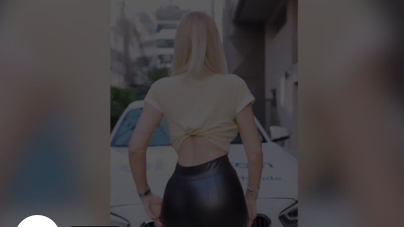 Hande Sarıoğlu'ndan kalça dansı