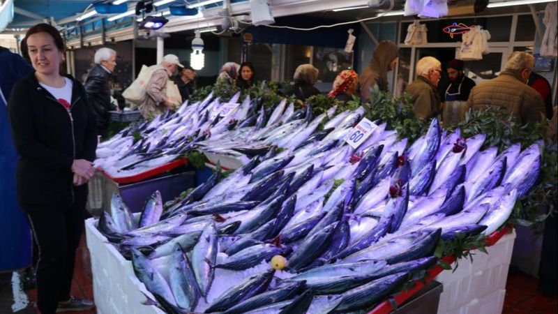 Bolu'da vatandaşlar balık tezgahlarına akın etti