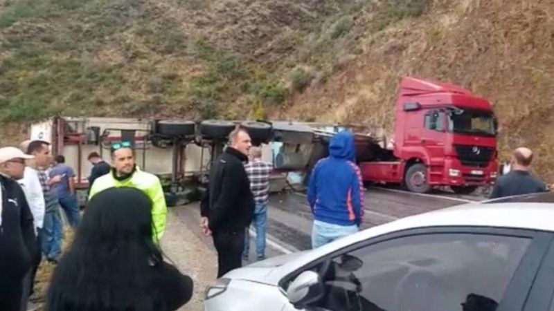 Mersin-Antalya yolunda tır devrildi: Yol 3 saat ulaşıma kapandı