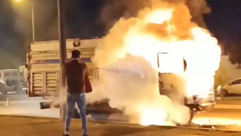 Antalya'da seyir halindeki kamyonet alev topuna döndü