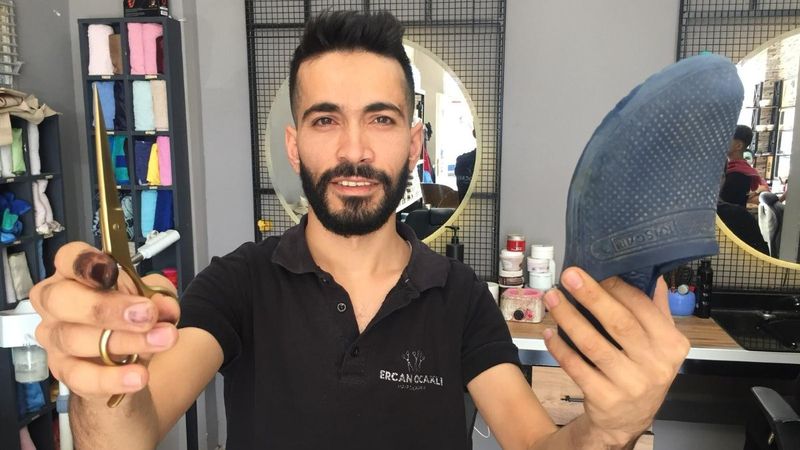 Adana'da berber müşterilerine 'anne terliği' ile masaj yapıyor