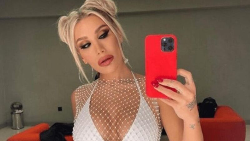 İrem Derici'nin yırtmaçlı elbisesiyle verdiği sahne pozu mest etti! 