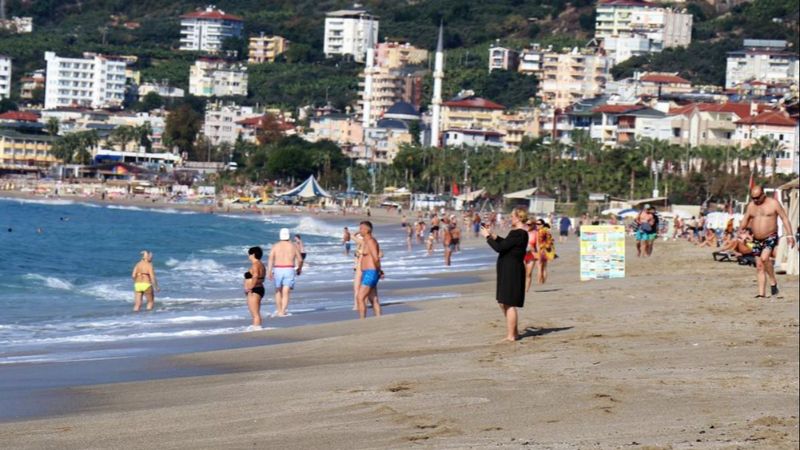 Antalya'da zirvede kar, sahilde deniz keyfi