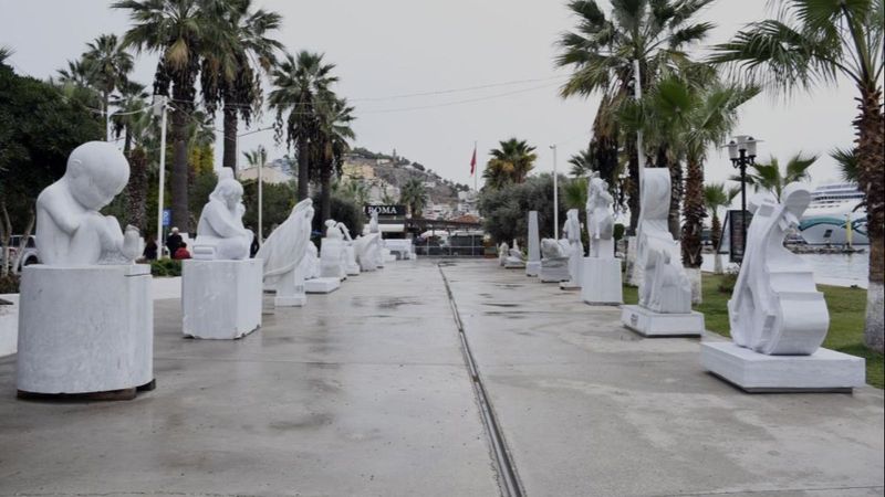 CHP'li Kuşadası Belediyesi sahili heykellerle doldurdu