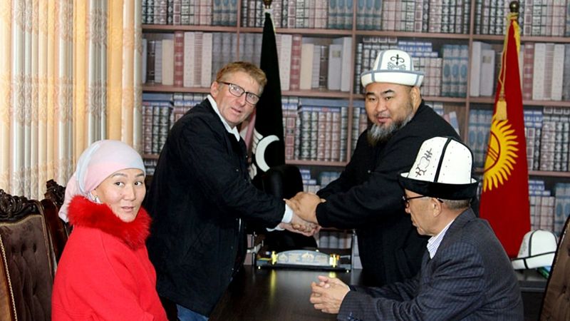 Belçikalı adam aşık olduğu kadın için Müslüman oldu