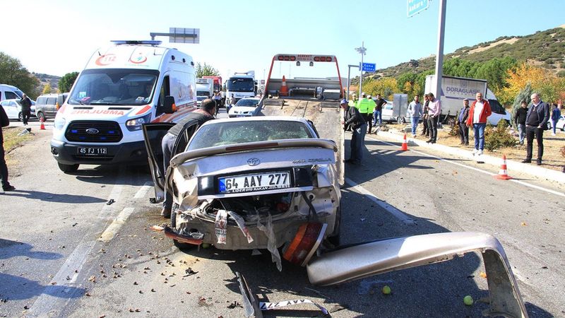 Manisa'da otomobiller çarpıştı: 4 yaralı