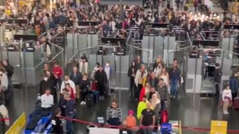 Sabiha Gökçen Havalimanı'nda 1 dakikalık saygı duruşu