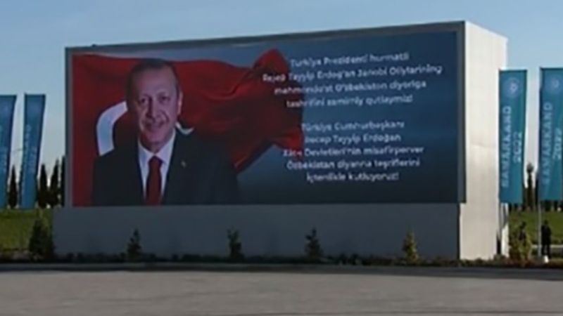 Cumhurbaşkanı Erdoğan'ın fotoğrafı Semerkant Havalimanı'na yansıtıldı