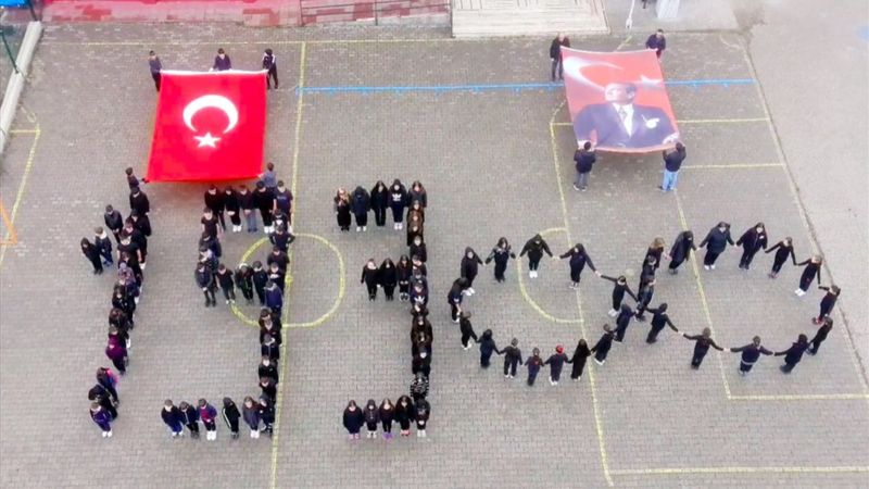 Düzce ve Karabük'te öğrenciler koreografiyle Atatürk'ü andı