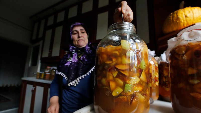 Samsun'da doğadan topladığı 30 çeşit meyve ve sebzeden sirke yapıyor