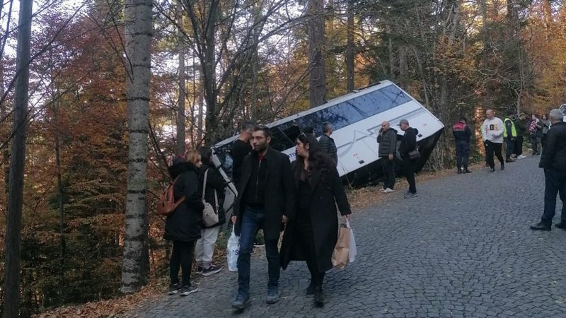 Bolu'da tur midibüsü şarampole devrildi: 8 yaralı 