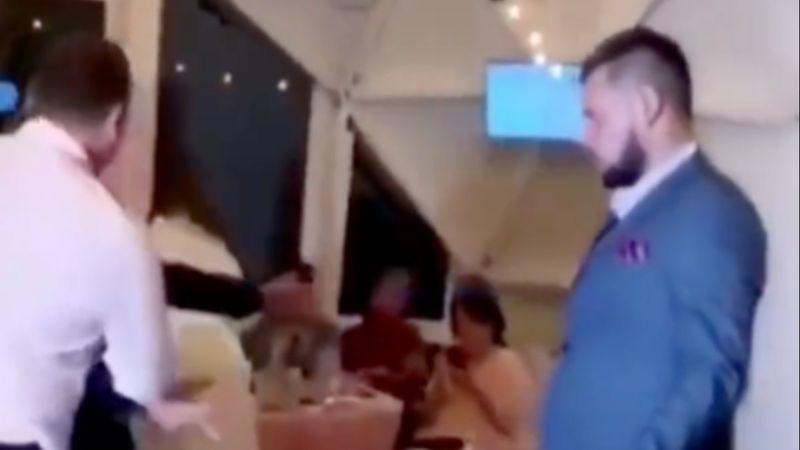 Rusya'da alkolü fazla kaçıran sağdıç yumruk yedi