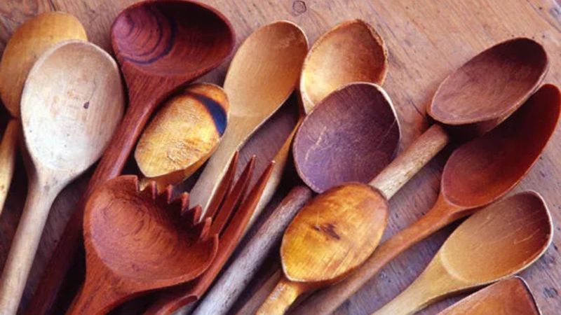 Tahta kaşıklar pırıl pırıl oluyor! Bu yöntemle çıkan kiri gören inanamıyor...