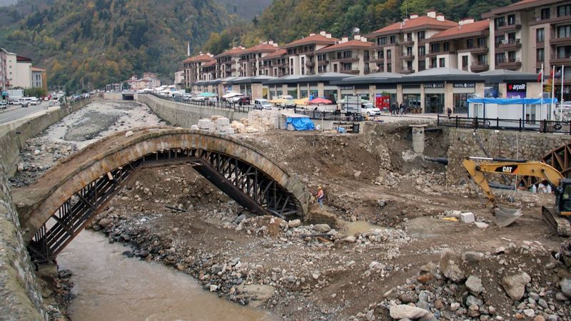Giresun'da selde yıkılan tarihi köprü onarılıyor