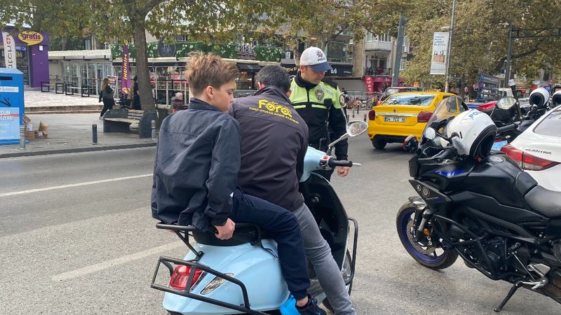 Kadıköy'de scooter denetiminde sürücülere ceza yağdı