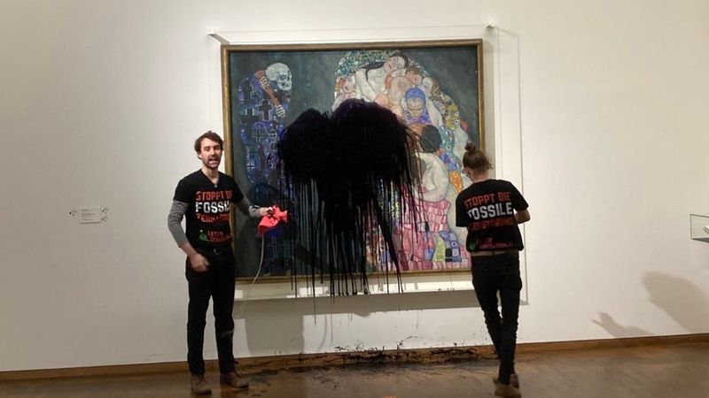 Avusturya'da iklim aktivistleri ressam Klimt'in tablosuna siyah boya attı