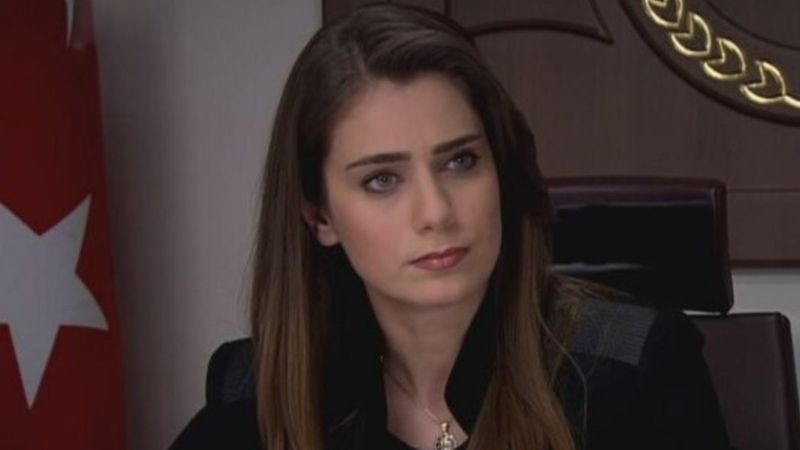 Kurtlar Vadisi'nin Savcı Leyla'sı Çiğdem Batur'dan dekolte şöleni! 'Savcım gözümüz kamaştı'