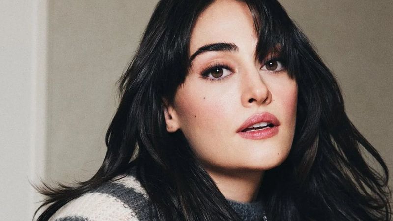 Esra Bilgiç kuğu gibi! Beyaz elbisesi ile sere serpe uzandı, bacaklarındaki o detay...