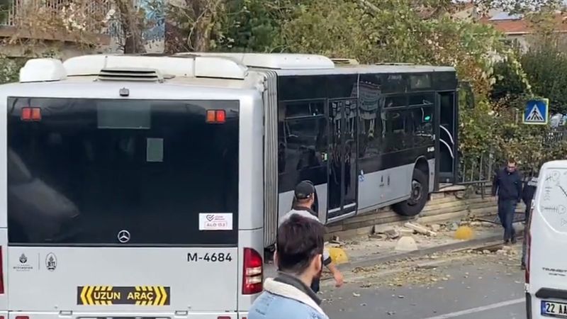 Kadıköy’de metrobüs duvara çarptı