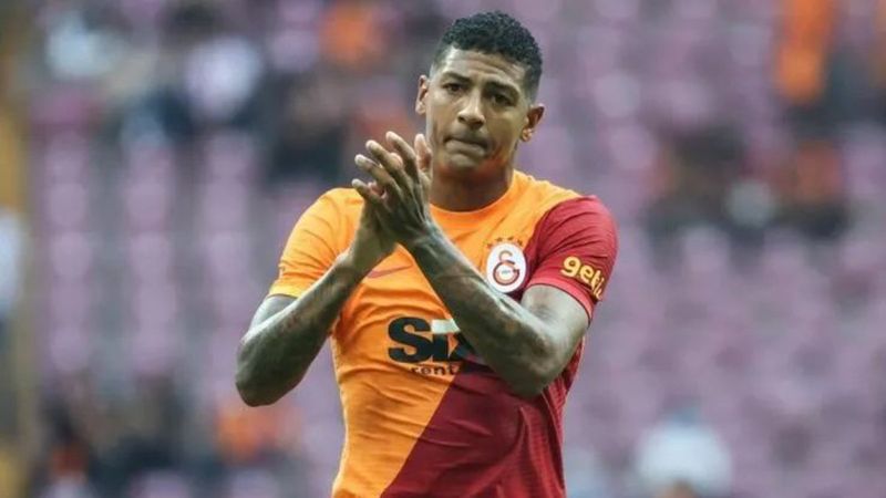 Van Aanholt'a teklif gelmezse sözleşmesi feshedilecek