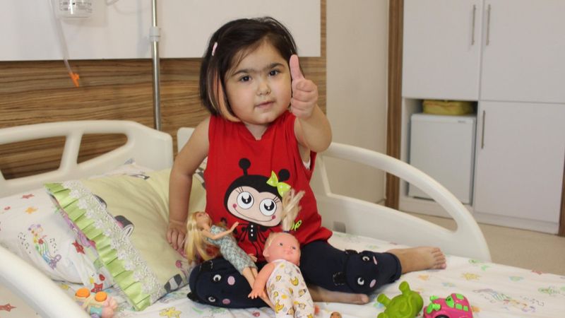 Antalya'da Mira anneannesinin böbreğiyle acılarından kurtuldu