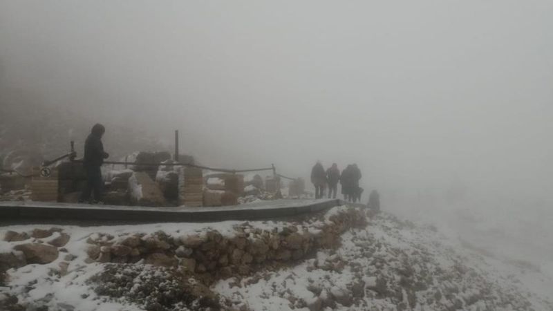 Nemrut Dağı'nda turistler kar heyecanı yaşadı