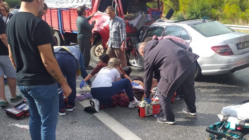 Antalya'da otomobil ile kamyonet kazası: 2 ölü
