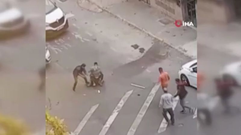 İstanbul'da kendi sopasıyla dayak yiyen adam