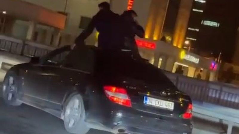 Beylikdüzü’nde, 2 kişi, otomobilin üzerinde yolculuk yaptı 