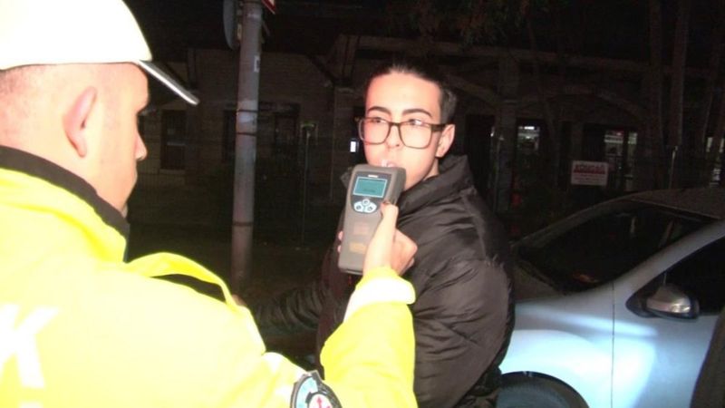 Kadıköy'de skuter denetimine takılan genç alkollü çıktı