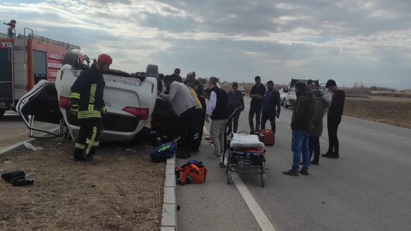 Denizli'de ani manevra yapan araç ters döndü