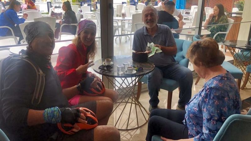 Antalya'da içinde döviz bulunan cüzdanı, turiste teslim ettiler