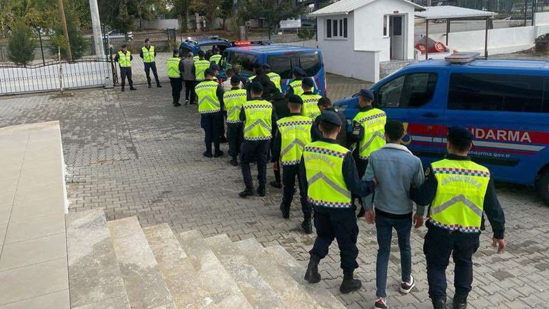 Göçmen kaçakçısı 10 kişi tutuklandı