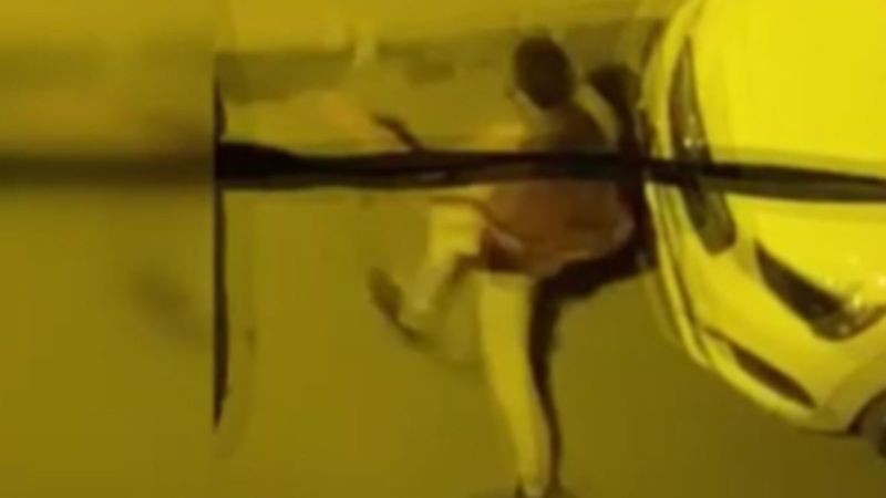 Küçükçekmece'de yakalanan hırsız bina sakinlerini oyalayıp kaçtı