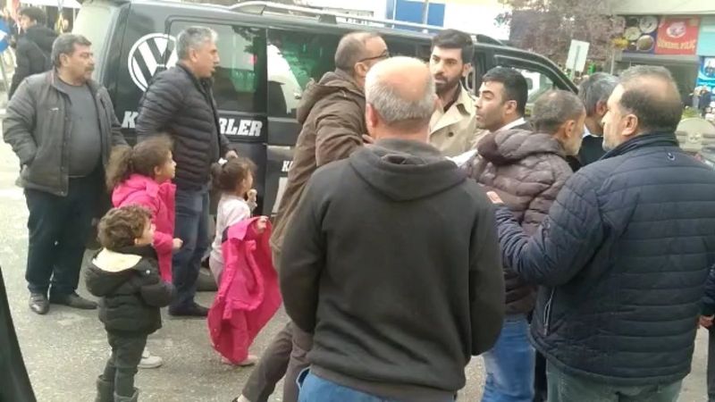 Elazığ’da sürücü ile yolcu arasındaki yumruklu kavga kamerada