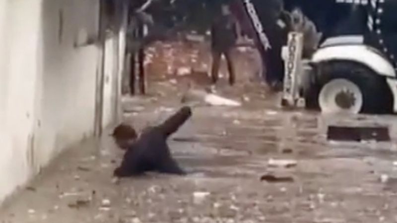 İzmir'de 79 gün sonra yağan yağmur hayatı felç etti