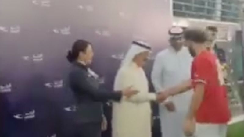 Mohamed Salah, kadın görevlinin elini sıkmadı