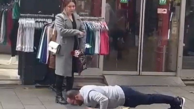 Çarşı ortasında adama şınav çektirdi