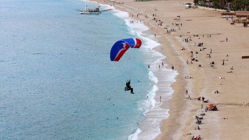 Muğla'da güneşli havayı değerlendiren tatilciler denize girdi