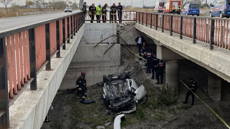 Konya'da otomobil kanala düştü: 3 ölü