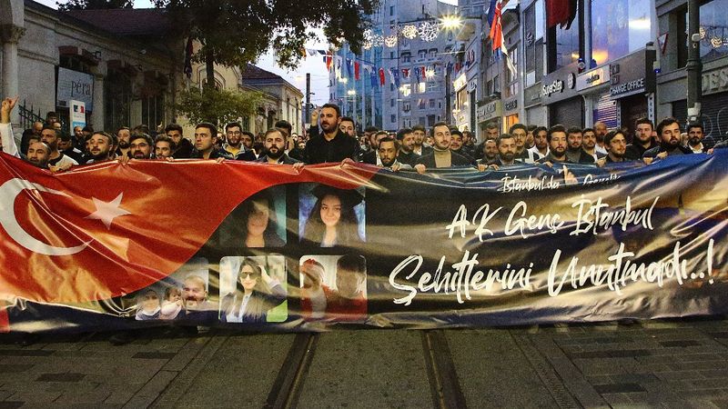 Taksim'de hayatını kaybedenler, AK Gençlik tarafından anıldı