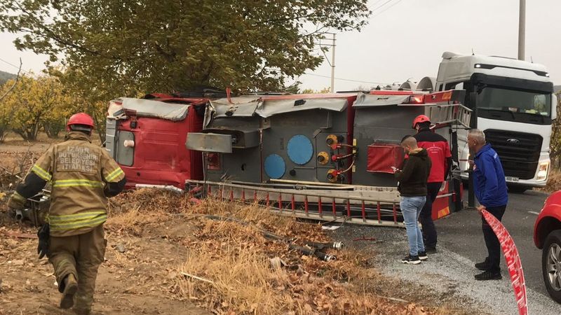 İzmir'de yangına giden itfaiye aracı kaza yaptı